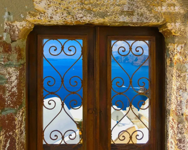 Pohled na moře od dveří v Oia Santorini vesnici ostrova — Stock fotografie