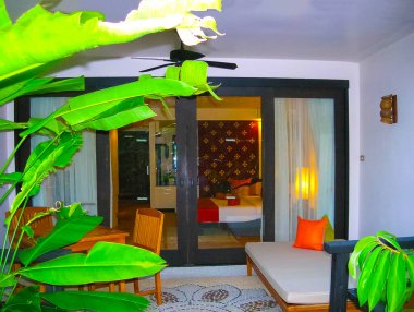 Koh Samui, Tayland - 23 Haziran 2008: Dış standart kıyafet ve şezlong ve güzel palmiye ağacı Anantara Bophut Resort Spa Koh Samui, Tayland Haziran 23, 2008 at