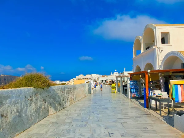 Santorini, Grekland - 10 juni 2015: Turister gör shopping den 10 juni 2015 i Oia stad — Stockfoto