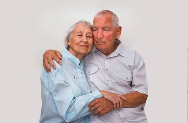 Äldre par på studio bakgrund — Stockfoto