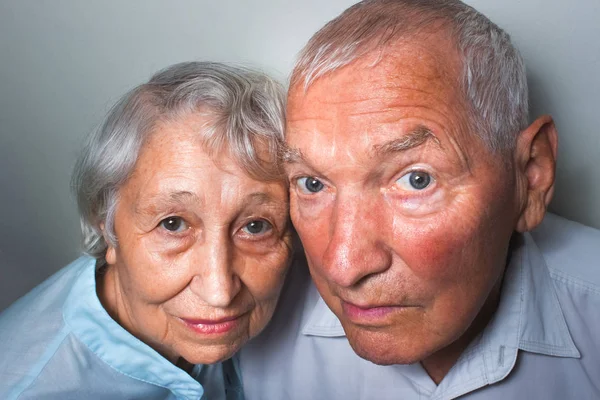 Äldre par på studio bakgrund — Stockfoto