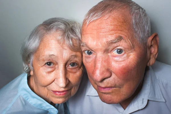 Le couple âgé sur fond de studio — Photo