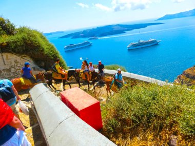 Santorini, Yunanistan - 10 Haziran 2015: Yoldan denize adımları ve bir eşek şeklinde geleneksel ulaşım