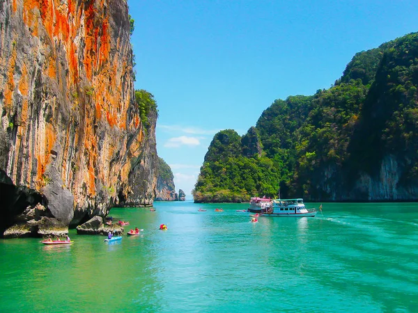 Parque Nacional Phang Nga, Tailandia- 10 de febrero de 2010: Las canoas en viaje al Parque Nacional Phang Nga en Tailandia — Foto de Stock