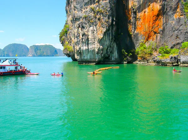 Barcos a motor no oceano do Parque Nacional Phang Nga na Tailândia — Fotografia de Stock