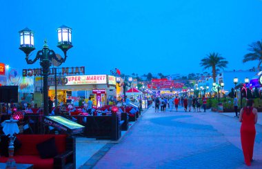 Sharm El Sheikh, Mısır - 13 Nisan 2017: Alışveriş caddelerinden, Naama Bay, Sharm el Sheikh, Mısır biri
