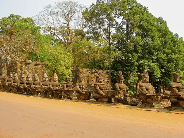 Riesen vor dem Tor von Angkor Thom — Stockfoto