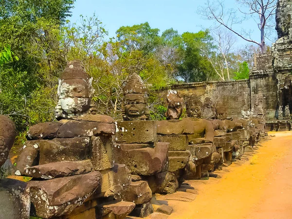 Gigantes na Porta da Frente de Angkor Thom — Fotografia de Stock