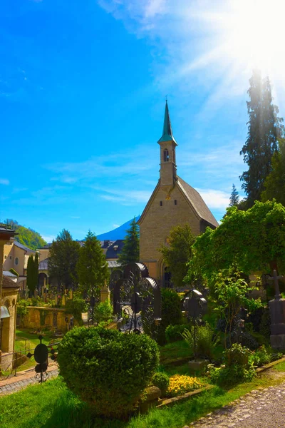 Salzburg, Österrike - 01 maj 2017: St. Peters kyrkogården på Salzburg — Stockfoto