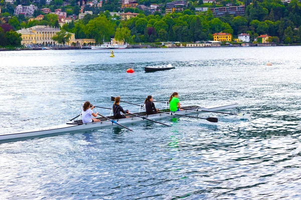 Como, Italia - 03 maggio 2017: Gruppo di persone in canoa durante il tempo libero — Foto Stock