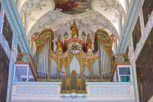 Salzburg, austria - 01. mai 2017: interieur der abteikirche heiliger peter. Es wurde 696 gegründet und gilt als eines der ältesten Klöster im deutschsprachigen Raum.. — Stockfoto