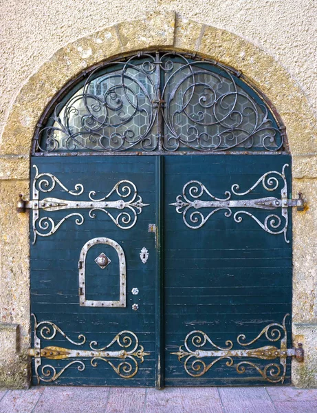 An old entrance door in Salzburg, Austria. — Stock Photo, Image