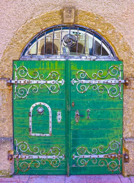 An old entrance door in Salzburg, Austria. — Stock Photo, Image