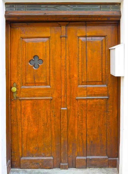 An old entrance door in Salzburg, Austria. — Stock Photo, Image