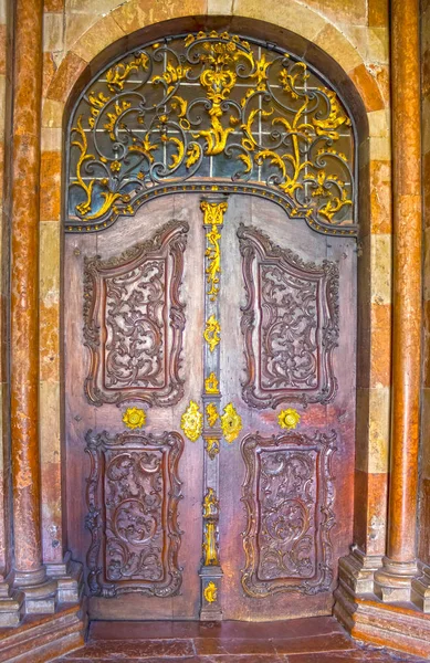 Egy régi bejárati ajtó, Salzburg, Ausztria. — Stock Fotó