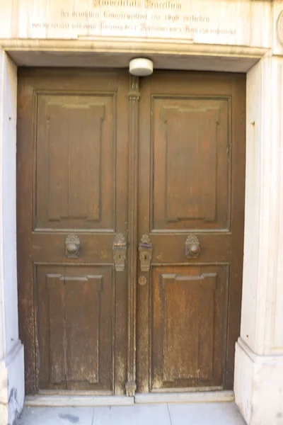 Μια παλιά πόρτα της εισόδου στο Σάλτσμπουργκ, Αυστρία. — Φωτογραφία Αρχείου