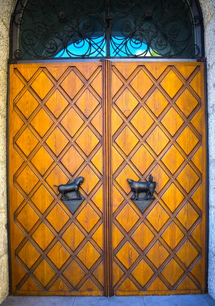 Una vecchia porta d'ingresso a Salisburgo, Austria . — Foto Stock