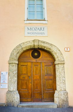 Salzburg, Avusturya - 01 Mayıs 2017: Ünlü besteci Wolfgang Amadeus Mozart, Salzburg, Avusturya, Mozart Wohnhaus konut ev. T