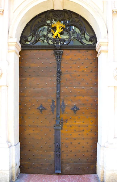 Una vecchia porta d'ingresso a Salisburgo, Austria . — Foto Stock