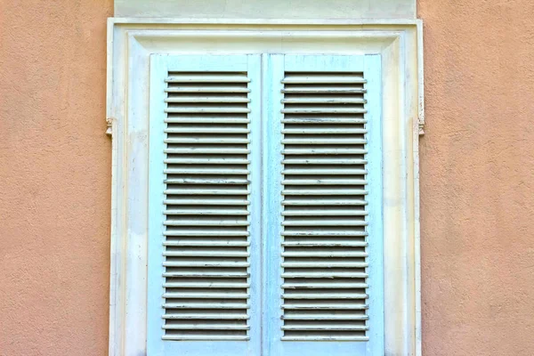 The typical view of a window with closed shuttersin — Stock Photo, Image