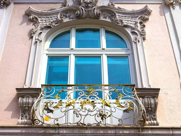 La vista típica de una ventana de la casa en el centro de Salzburgo —  Fotos de Stock