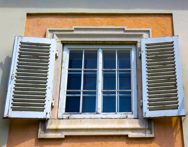 La vista típica de una ventana con persianas abiertas —  Fotos de Stock