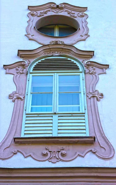 Типичный вид на окно дома в центре Зальцбурга — стоковое фото