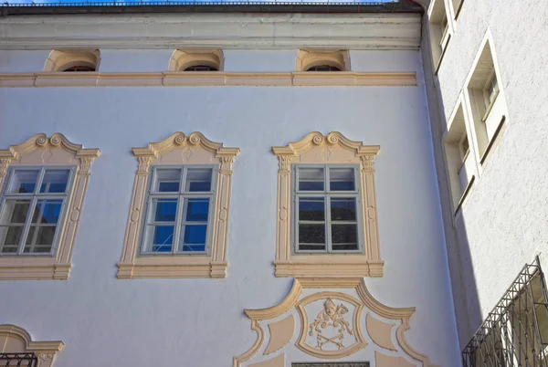 典型窗口视图上的房子在萨尔茨堡中心 — 图库照片