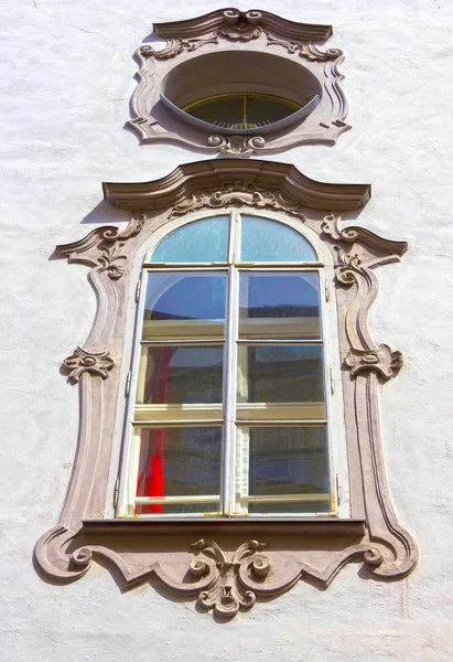 La vista típica de una ventana de la casa en el centro de Salzburgo — Foto de Stock