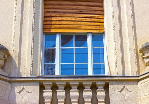 Типичный вид на окно с открытыми ставнями — стоковое фото