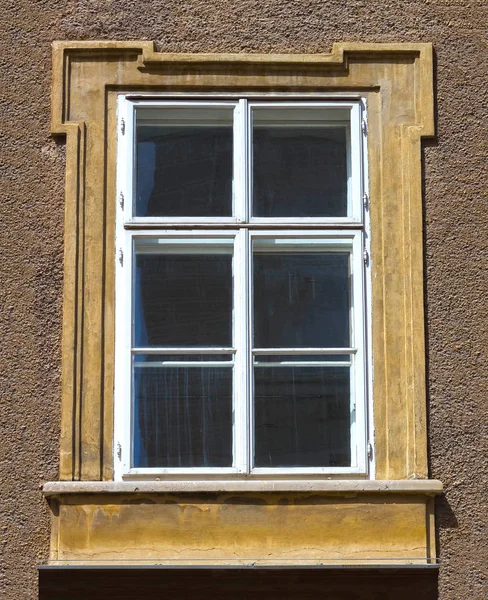 Las vistas típicas de una casa ventanas en el centro de Salzburgo —  Fotos de Stock