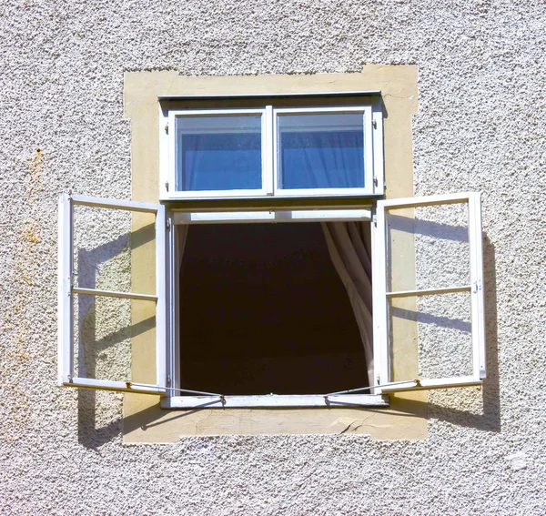 La vue typique d'une fenêtre avec volets ouverts — Photo