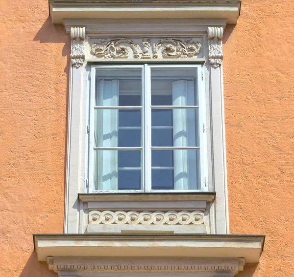 Typický pohled z okna domu v centru Salzburgu — Stock fotografie