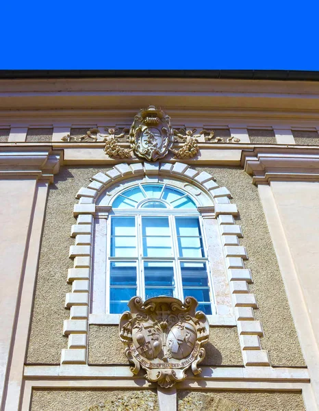 La vista típica de una ventana de la casa en el centro de Salzburgo — Foto de Stock