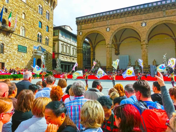 Florence, İtalya - 01 Nisan 2014: Floransa, İtalya Trofeo Marzocco geçit töreni izlerken turist.