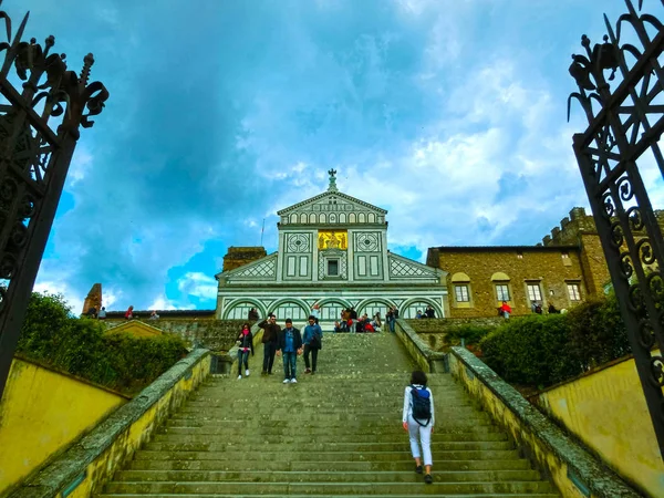 Florencia, Italia - 01 de mayo 2014: San Miniato al Monte es una basílica en Florencia, Italia — Foto de Stock