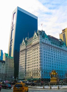New York, Amerika Birleşik Devletleri - 13 Şubat 2013: Efsanevi Plaza oteldir bir dönüm noktası 20 katlı lüks otel ve kat mülkiyeti daire.