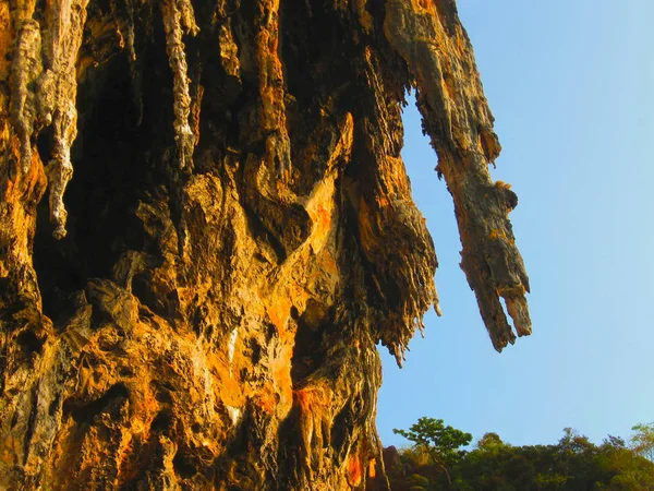 Les rochers de la plage de Phra Nang sur Railay Island, Krabi, Thaïlande — Photo