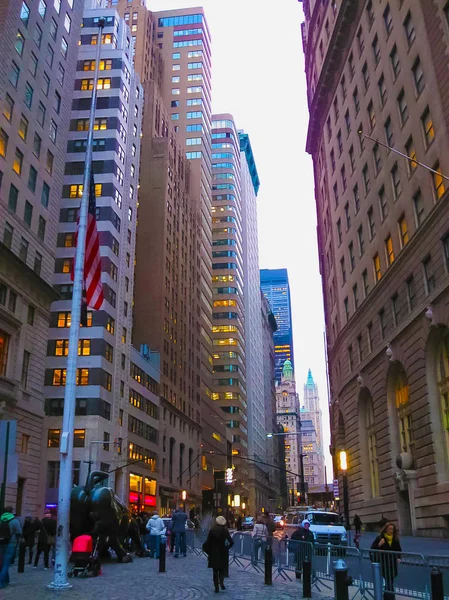 ニューヨーク、アメリカ合衆国 - 2013 年 2 月 13 日: ランドマーク ロウアー ・ マンハッタンを表します積極的な金融楽観主義と繁栄で充電ブル — ストック写真