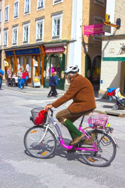 Salzburg, Avusturya - 01 Mayıs 2017: Geleneksel Avusturya ile Bisiklet Sokağı'nda güneşli günde giyinen erkekler