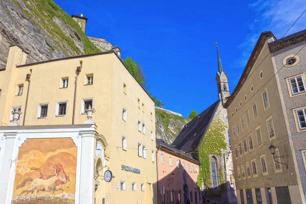 Salzburg, Oostenrijk - 01 mei 2017: De Horsepond op de Herbert von Karajan-Platz in Salzburg, Oostenrijk. — Stockfoto