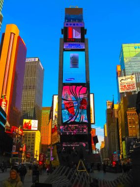 New York, Amerika Birleşik Devletleri - 13 Şubat 2013: Times Square neon sanat ve ticaret bir meşgul turist kavşak ve New York City ve Amerika ikonik bir sokak