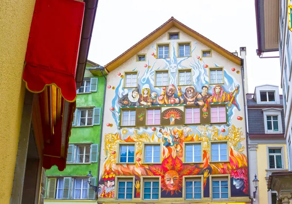 Pintura de hadas en la pared de una casa en Lucerna en Suiza —  Fotos de Stock