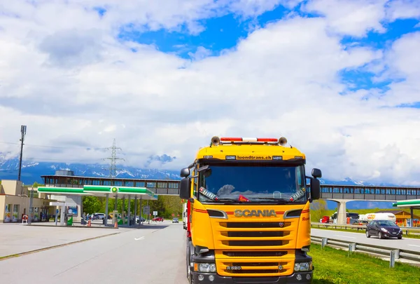 Salzburger Land, Austria - 3 de mayo de 2017: El camión amarillo Scania está estacionado cerca de la gasolinera — Foto de Stock