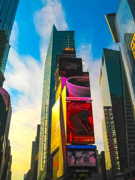 Nova York, EUA - 13 de fevereiro de 2013: The Times Square é uma interseção turística movimentada de arte e comércio de néon e é uma rua icônica da cidade de Nova York e América — Fotografia de Stock