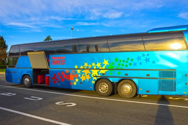 Boryspil, Ukrayna - 1 Mayıs 2017: Boryspil Uluslararası Havaalanı'nda mavi otobüs