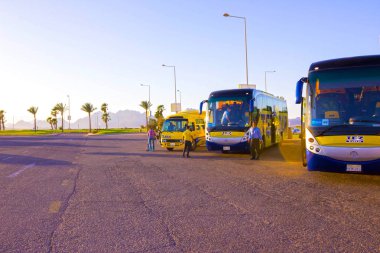 Sharm El Sheikh, Mısır - 07 Nisan 2017: Tez Tour turistler için bekleyen tarafından tur otobüsü