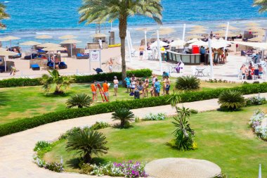 Sharm El Sheikh, Mısır - 8 Nisan 2017: Lüks görünümünü gün mavi gökyüzü ile otel Barcelo Tiran Sharm 5 yıldız