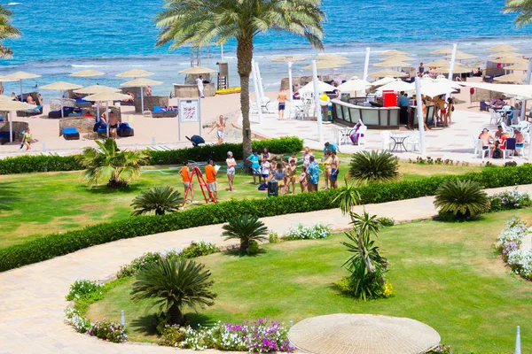 Sharm El Sheikh, Egyiptom - 2017. április 8.: A view luxus hotel Barcelo Tiran Sharm 5 csillag a nap, kék sky — Stock Fotó