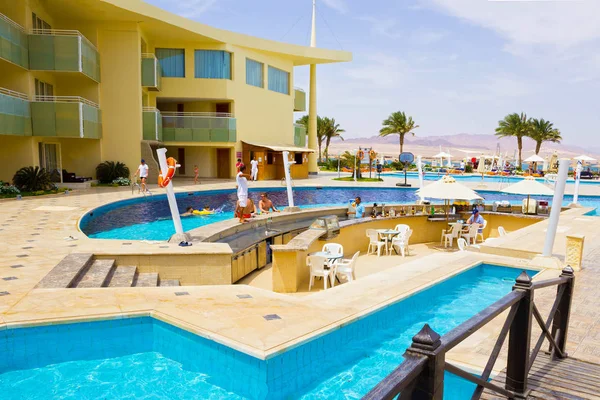 Sharm El Sheikh, Egyiptom - 2017. április 8.: A view luxus hotel Barcelo Tiran Sharm 5 csillag a nap, kék sky — Stock Fotó